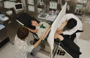 Chồng dẫn vợ yêu đi khám phụ khoa gặp phải bác sĩ nam biến thái